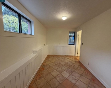 556 Liberty St - Photo Thumbnail 4