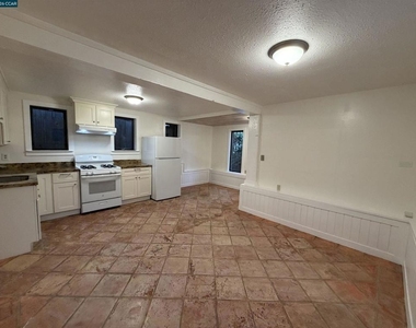 556 Liberty St - Photo Thumbnail 2