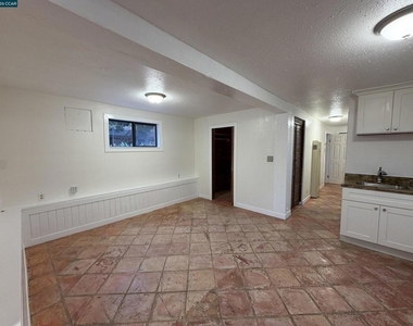 556 Liberty St - Photo Thumbnail 8