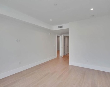 14419 Riverside Drive - Photo Thumbnail 7