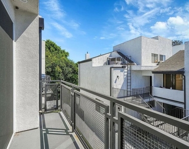 14419 Riverside Drive - Photo Thumbnail 16