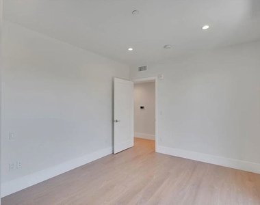 14419 Riverside Drive - Photo Thumbnail 18