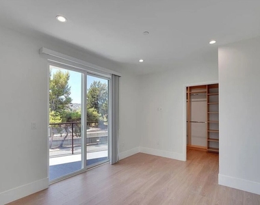 14419 Riverside Drive - Photo Thumbnail 4