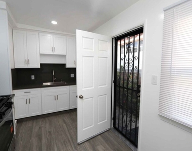 1805 Silver Lake Boulevard - Photo Thumbnail 15