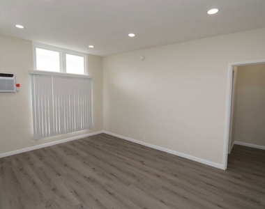 1805 Silver Lake Boulevard - Photo Thumbnail 9