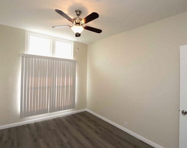 1805 Silver Lake Boulevard - Photo Thumbnail 12