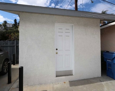 1805 Silver Lake Boulevard - Photo Thumbnail 18