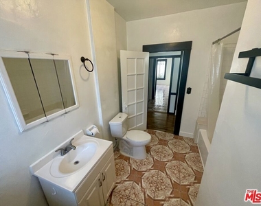 737 N Harvard Boulevard - Photo Thumbnail 19