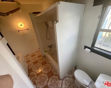 737 N Harvard Boulevard - Photo Thumbnail 23