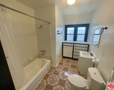 737 N Harvard Boulevard - Photo Thumbnail 17