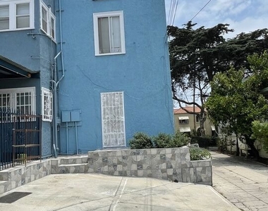 737 N Harvard Boulevard - Photo Thumbnail 4