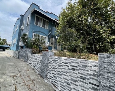737 N Harvard Boulevard - Photo Thumbnail 7