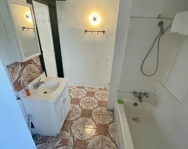 737 N Harvard Boulevard - Photo Thumbnail 25