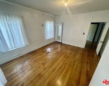 737 N Harvard Boulevard - Photo Thumbnail 14