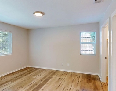 15033 Hartland Street - Photo Thumbnail 8