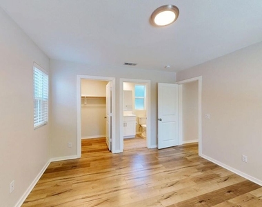 15033 Hartland Street - Photo Thumbnail 7