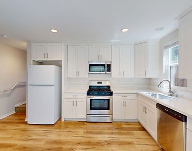 15033 Hartland Street - Photo Thumbnail 5