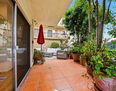 612 S Barrington Avenue - Photo Thumbnail 20