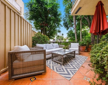 612 S Barrington Avenue - Photo Thumbnail 24