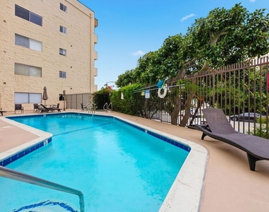 612 S Barrington Avenue - Photo Thumbnail 26