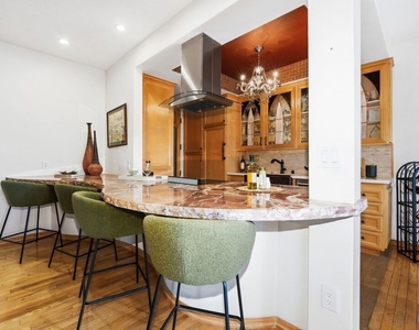 612 S Barrington Avenue - Photo Thumbnail 5