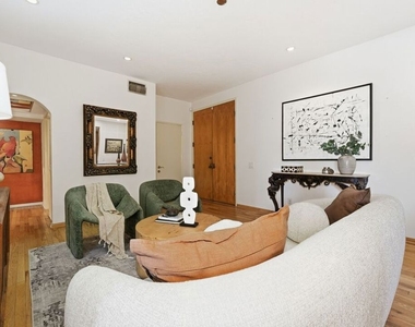 612 S Barrington Avenue - Photo Thumbnail 4