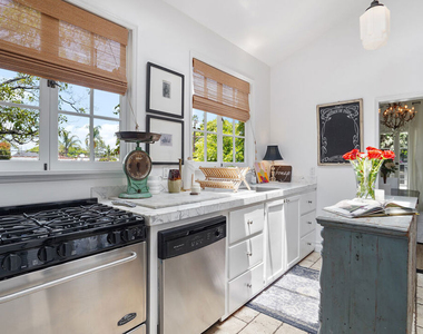 1233 N Crescent Heights Boulevard - Photo Thumbnail 10