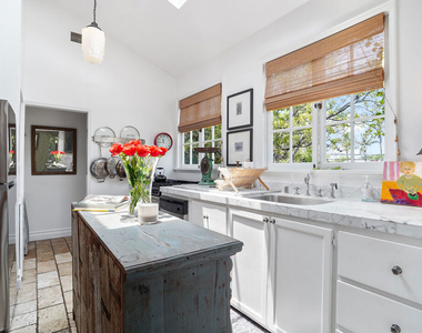 1233 N Crescent Heights Boulevard - Photo Thumbnail 8