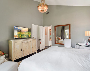 1233 N Crescent Heights Boulevard - Photo Thumbnail 17