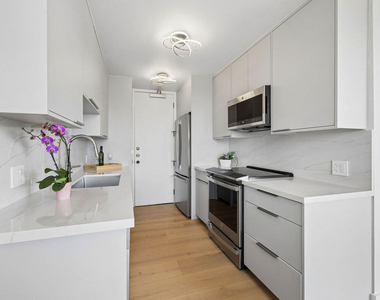 10747 Wilshire Boulevard - Photo Thumbnail 3