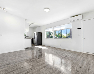 4870 1/2 W Adams Boulevard - Photo Thumbnail 3