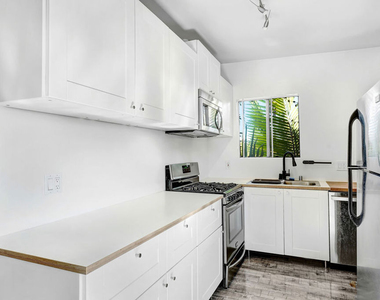 4870 1/2 W Adams Boulevard - Photo Thumbnail 4
