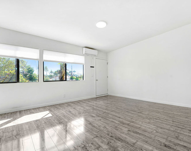 4870 1/2 W Adams Boulevard - Photo Thumbnail 2