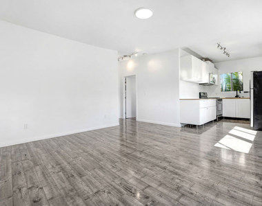 4870 1/2 W Adams Boulevard - Photo Thumbnail 1
