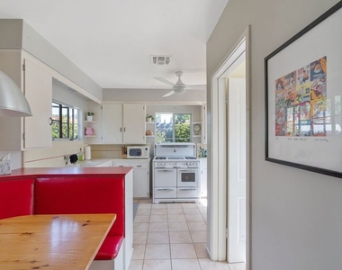 4224 Alcove Avenue - Photo Thumbnail 10