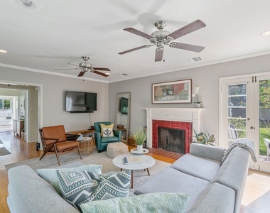 4224 Alcove Avenue - Photo Thumbnail 8