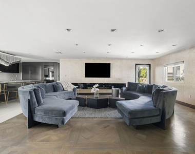 459 N Croft Avenue - Photo Thumbnail 3