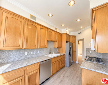 128 N Swall Drive - Photo Thumbnail 21