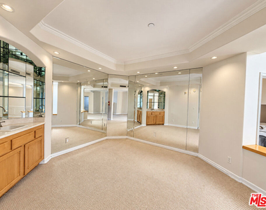 128 N Swall Drive - Photo Thumbnail 18