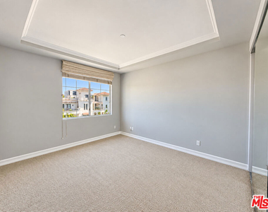 128 N Swall Drive - Photo Thumbnail 31