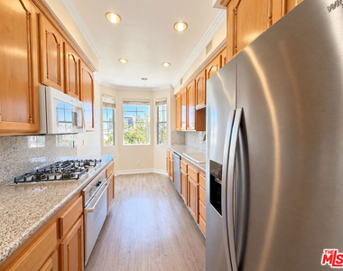 128 N Swall Drive - Photo Thumbnail 20