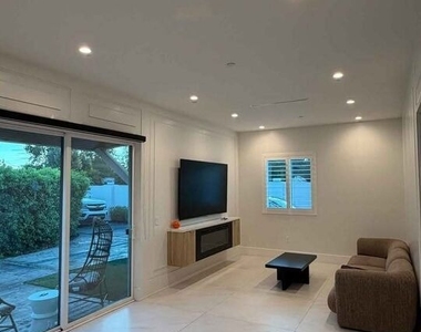 19037 Keswick Street - Photo Thumbnail 9
