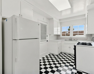 1474 1/2 Reeves Street - Photo Thumbnail 5