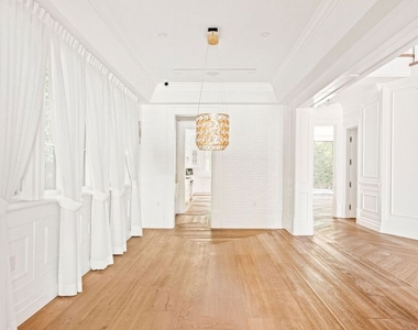 832 N Orange Grove Avenue - Photo Thumbnail 4