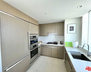 889 Francisco Street - Photo Thumbnail 4