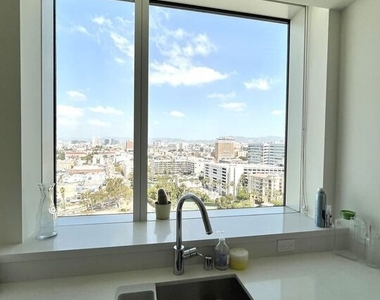 889 Francisco Street - Photo Thumbnail 5