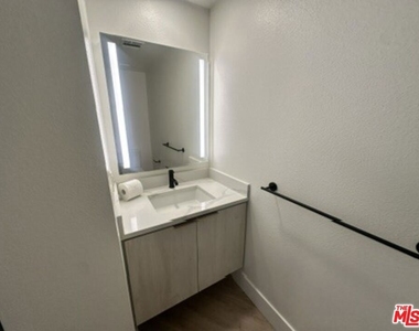 250 E Broadway - Photo Thumbnail 18