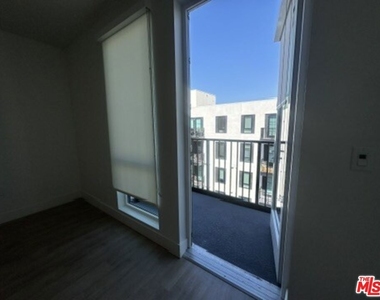 250 E Broadway - Photo Thumbnail 4