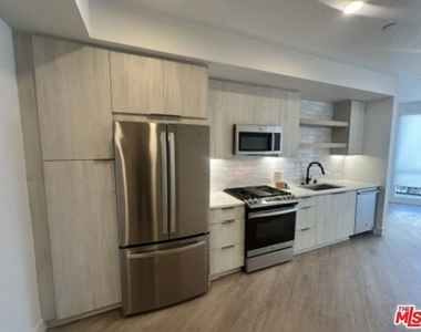 250 E Broadway - Photo Thumbnail 6