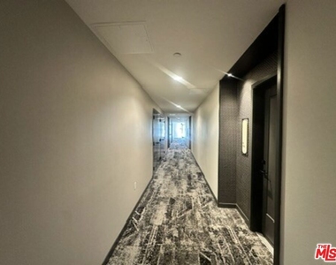 250 E Broadway - Photo Thumbnail 1